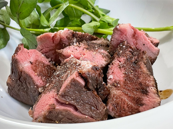 16芽室産交雑種のヒレ肉のステーキ(バルサミコソース)