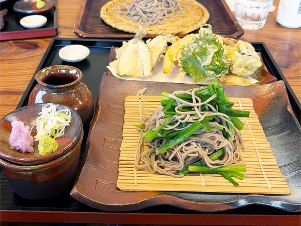 01やまべ天もりそば(1800円)・ニラトッピング(200円)