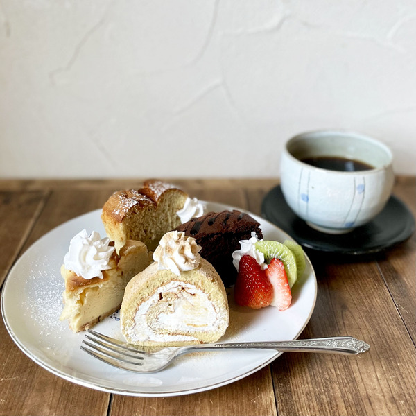 01本日のケーキのハーフと珈琲(1000円)