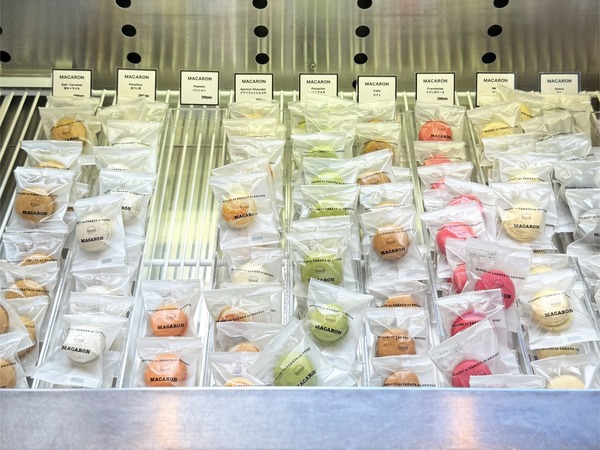 04マカロンのショーケース