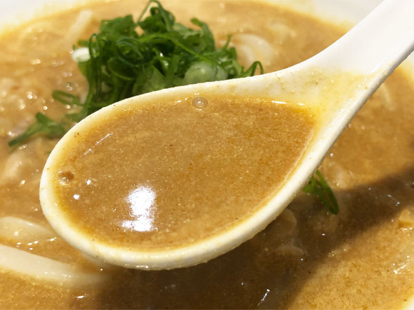 02クリーミーカレーうどん(880円)スープ