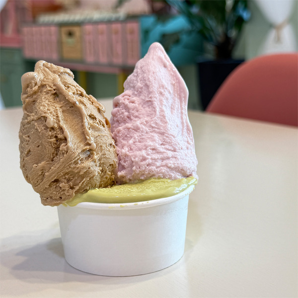 01ジェラート・トリプル(630円)ピスタチオ(+50円)・アーモンドカフェ・あまおういちごみるく