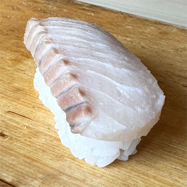 13チョウザメの握り(300円)