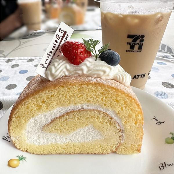 01ロールケーキ(389円)