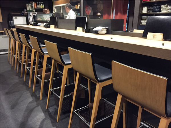 14店内１階カウンター席