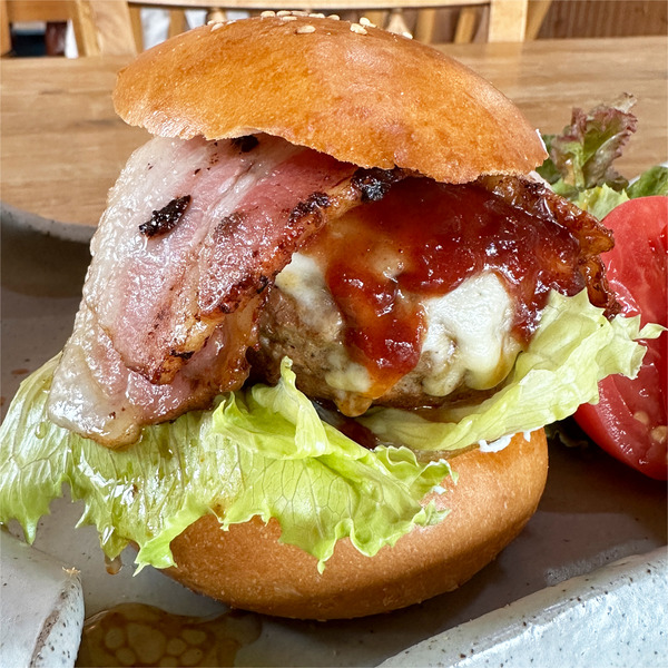 02ボリューム満点の180gのパティと肉厚ベーコン