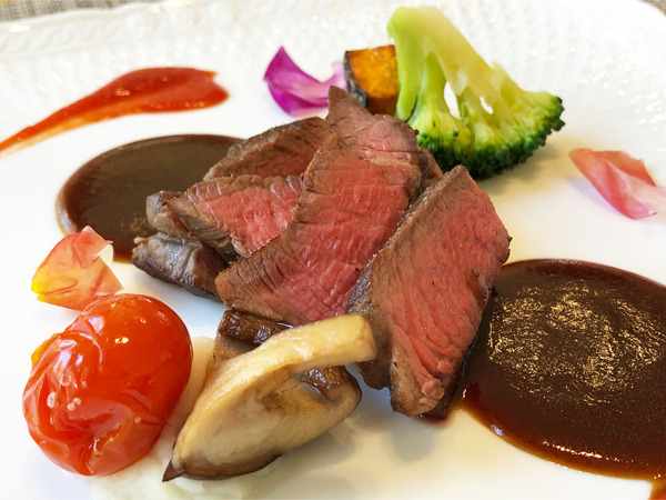 11十勝産牛「十勝若牛」の薄切りステーキと彩り野菜