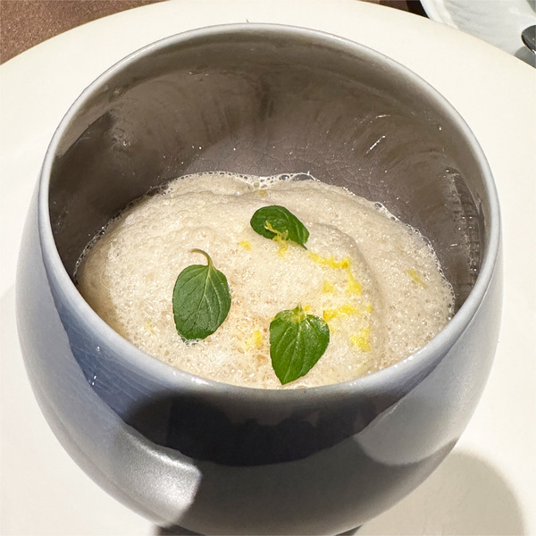 26洋梨のムースと洋梨のコンポートとレモンのソルベ