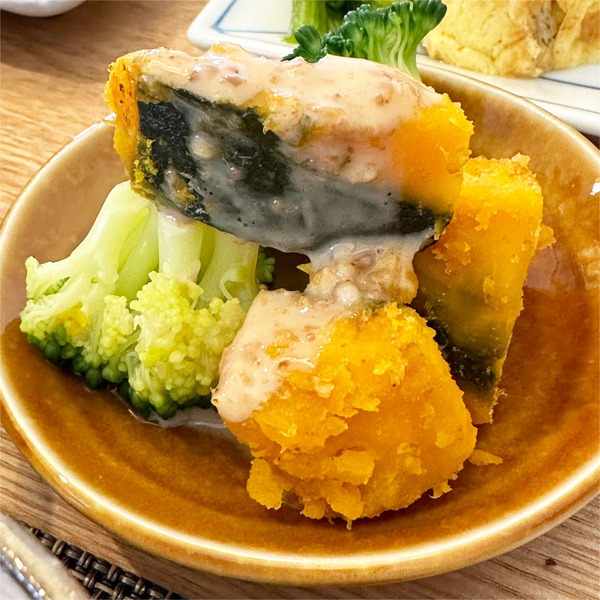 06南瓜とブロッコリーの胡麻ダレ和え