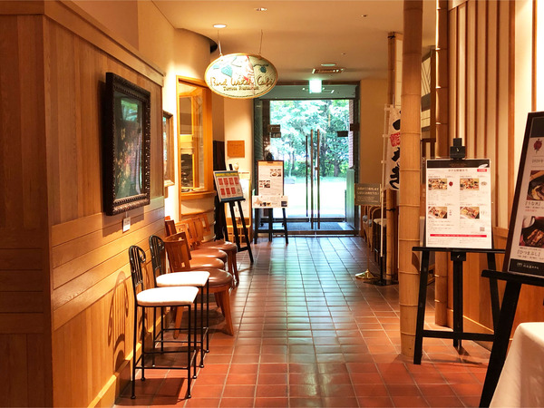 06朝食会場は空いてる方で