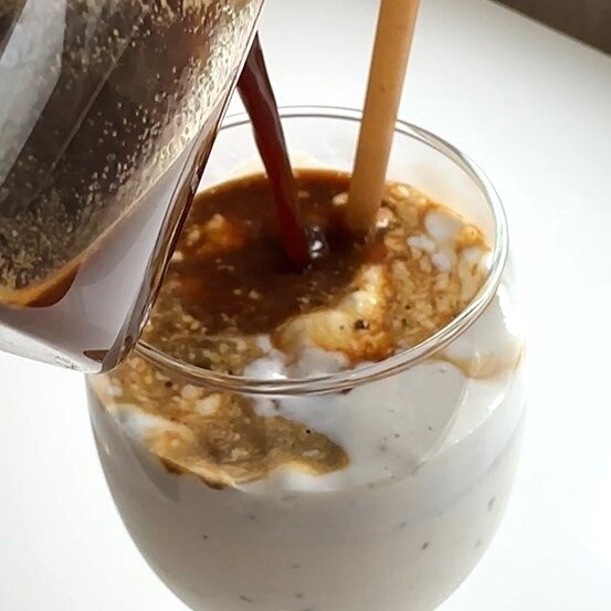 04コーヒーを席にて入れてくれます