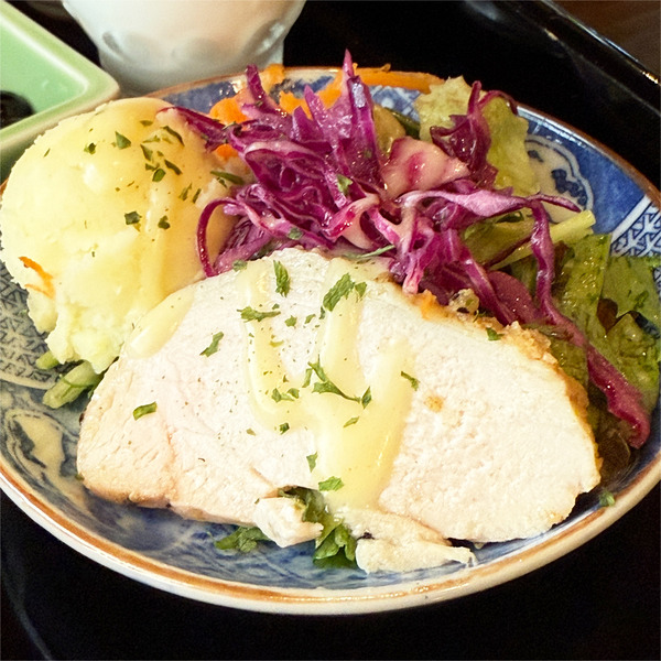 11鶏のコンフィ入りサラダ