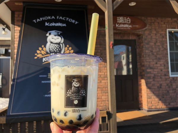 02黒糖パールミルク(600円)店舗前にて