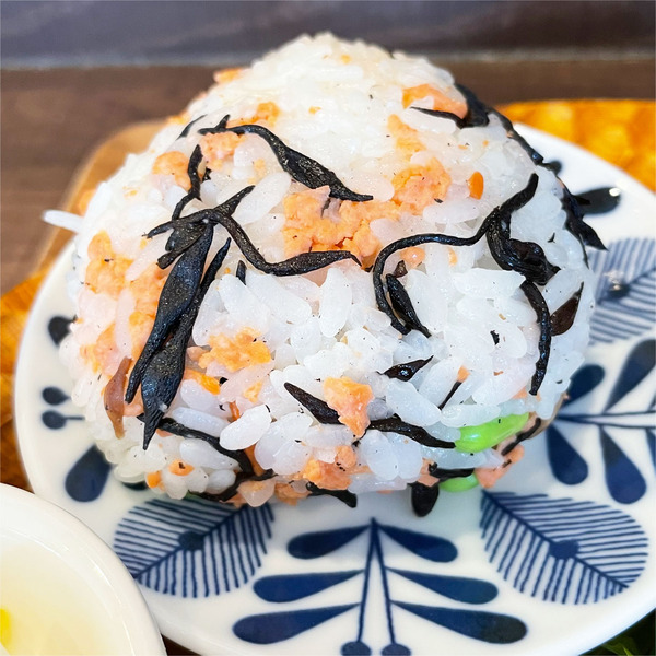 06鮭とひじきのおにぎり