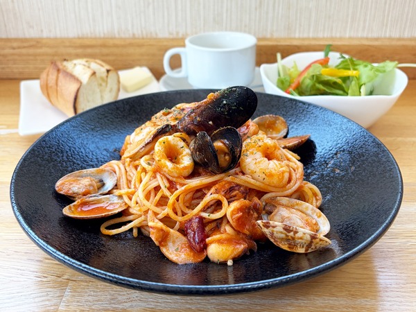 01ペスカトーレ(1380円)・バケット(150円)