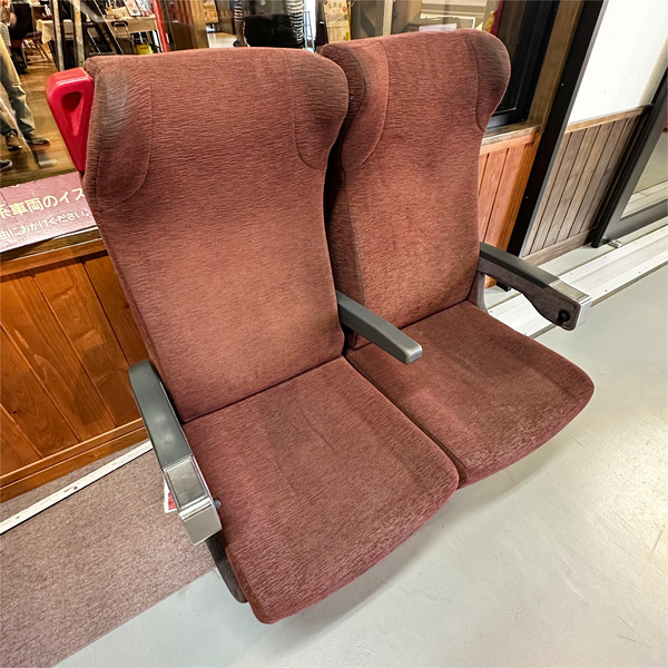 06車両のイスも展示されています