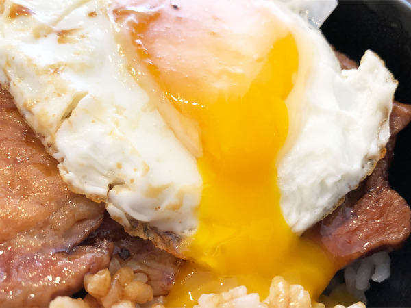 03豚玉丼(770円)目玉割りま～す