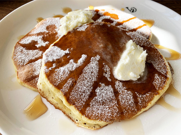 05ホイップバターとメープルシロップのパンケーキセット(950円)