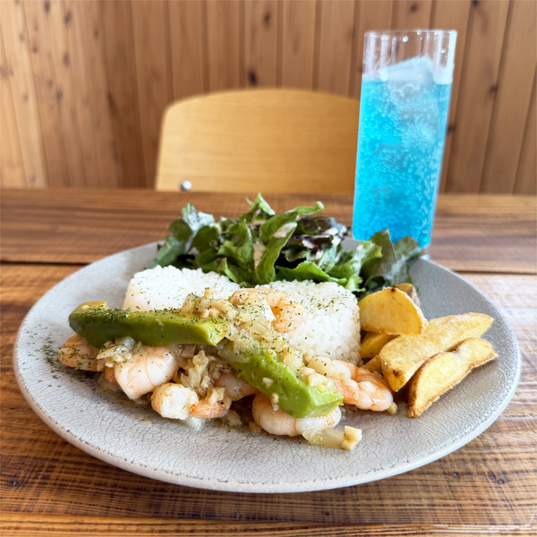 01ガーリックシュリンププレート(1400円)・ブルータートル(550円)
