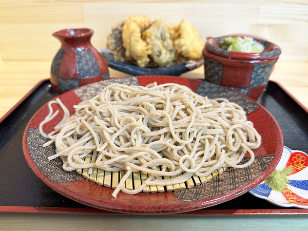 01もりそば(700円)・天ぷら盛り合せ(1000円)
