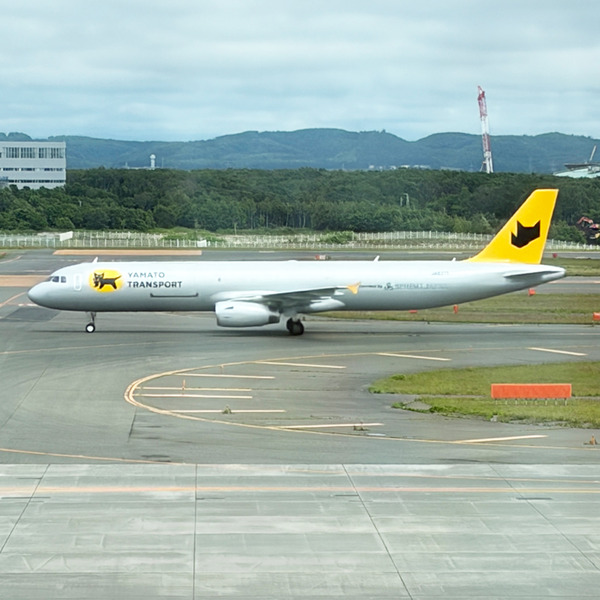 09クロネコヤマト貨物専用機(関西→新千歳・IJ439・13時半着)(新千歳空港フードコート内より)