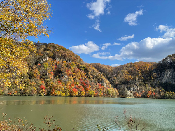 01くったり湖の紅葉_1