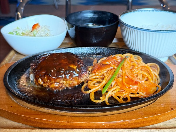 01自家製デミハンバーグ定食(1000円)