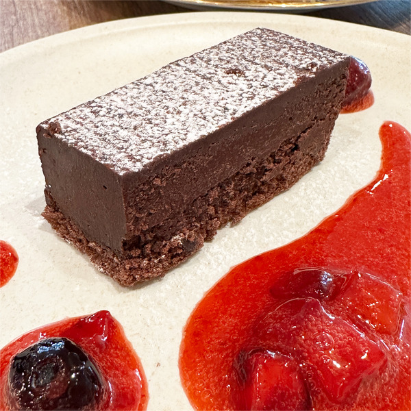 12ガトーショコラ・ベリーソース(550円)