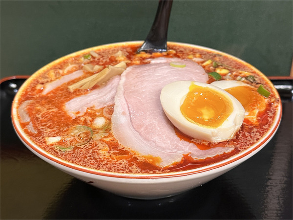 01紅(ホン)ラーメン・みそ(950円)・味玉(110円)