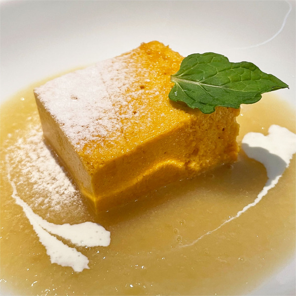 13生キャラメルのムースと洋梨のソース