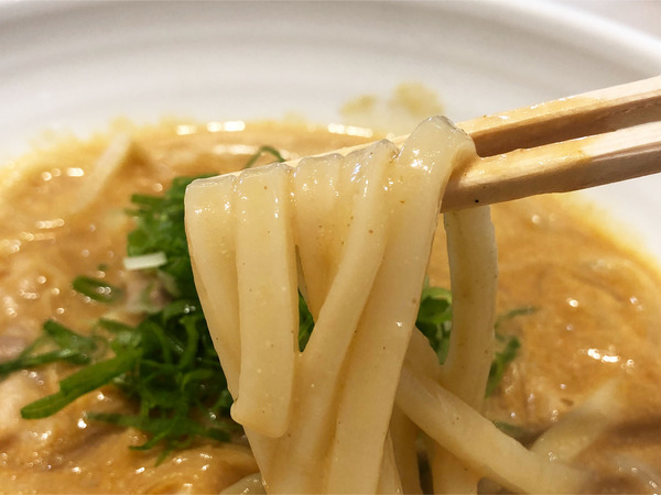 03クリーミーカレーうどん(880円)麺