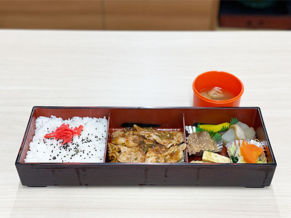 01焼肉弁当(700円)