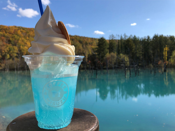 01青い池クリームソーダ(600円)