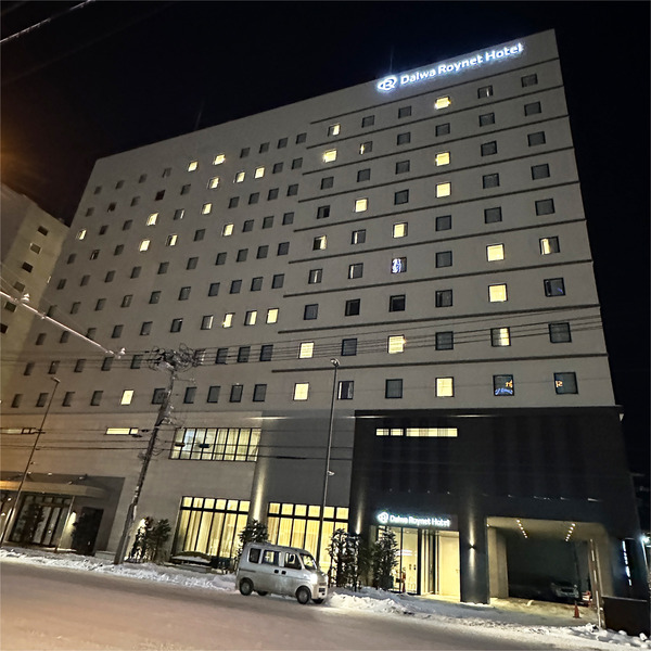 18ホテル外観(夜)