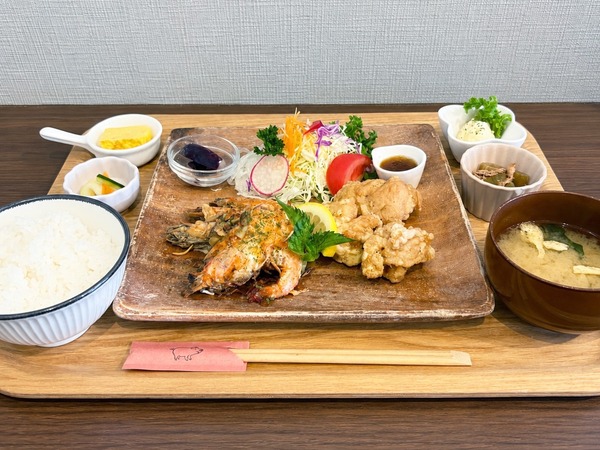 01ガーリックシュリンプ＆知床地鶏のからあげセット(1880円)