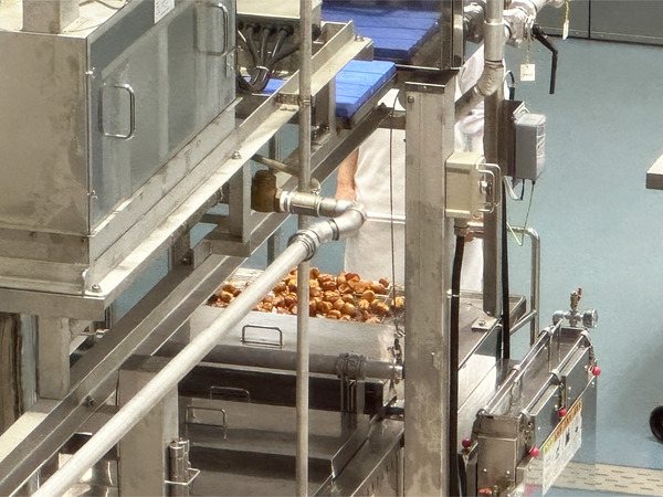 06じゃがいもを揚げてます