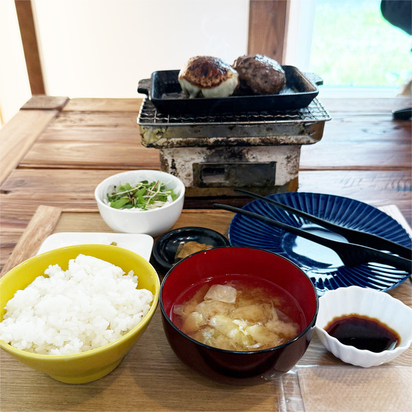 01合挽肉ハンバーグ御膳・2玉(1750円)・カチョカバッロチーズ(200円)