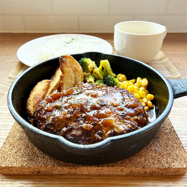 01黒毛和牛ハンバーグ・ステーキソース(1800円)