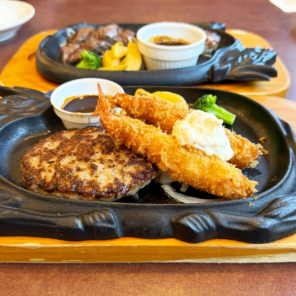 01手ごねハンバーグ＆エビフライ(1265円)