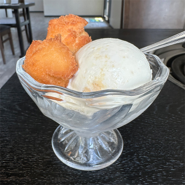 11ミニサーターアンダギー＆ブルーシールアイス・塩ちんすこう(440円)