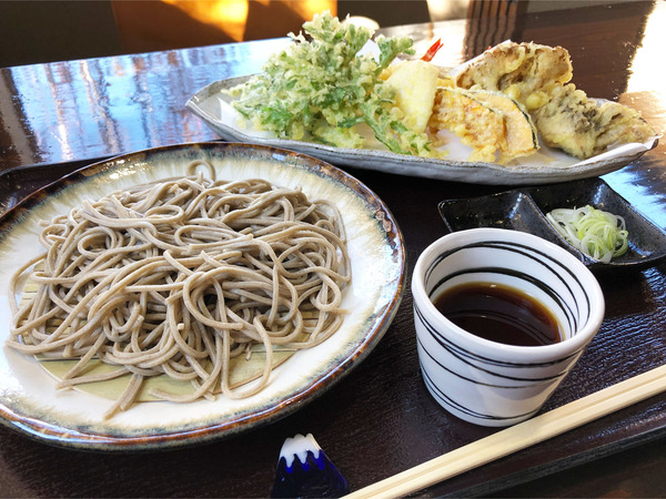 01もりそば(715円)とお好み天ぷら