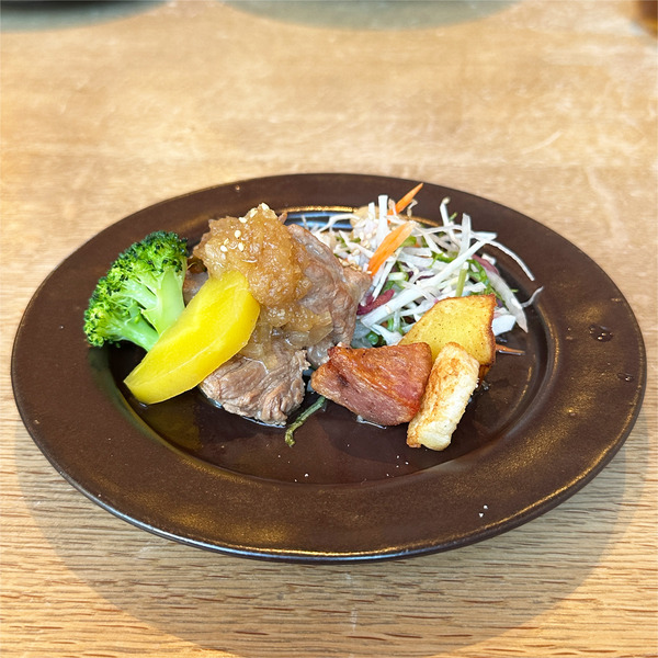 13忠類秦牧場の放牧豚煮込み(玉ねぎソース)