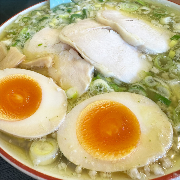 03鶏チャーシュー・トッピングの味玉はマスト