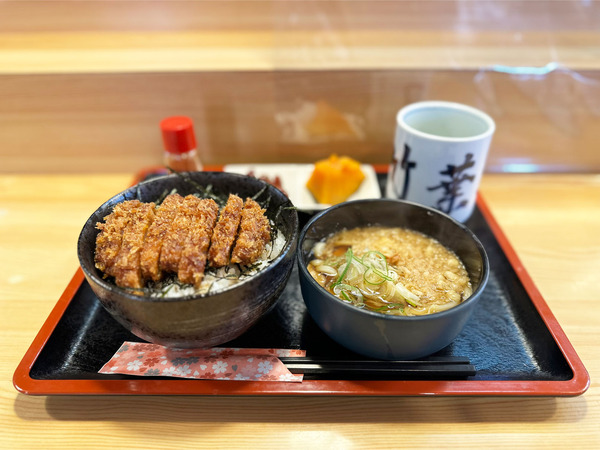 01タレカツ丼(900円)