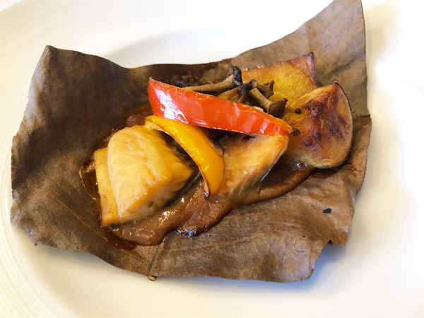 07メイン:秋鮭の朴葉焼き