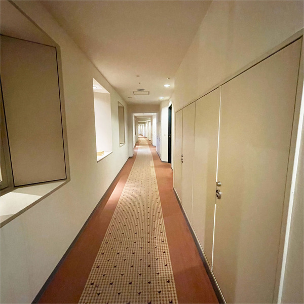 06弧を描いてる廊下