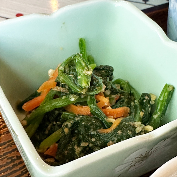 04_ほうれん草の胡麻とピーナッツ和え