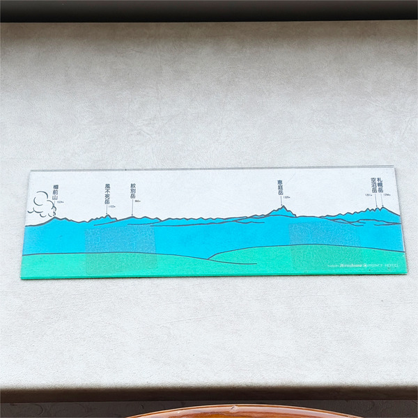 08窓から見える山