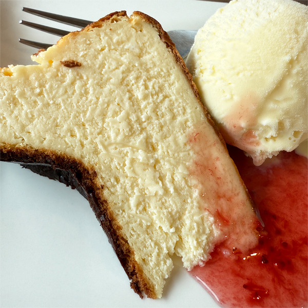 11バスクチーズケーキ・バニラアイス