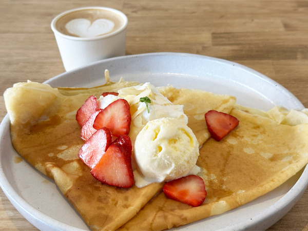10ドリンクセット(350円)カフェラテ・選べるプレーンクレープ(700円)・ヘーゼルナッツソース・いちご(200円)